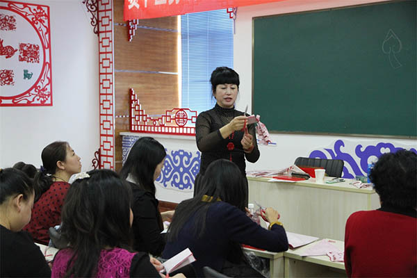 2016年12月13日赛罕区民望小区剪纸、高跷传习所揭牌仪式结束后赛罕剪纸代表性传承人钱秀云在授课.jpg