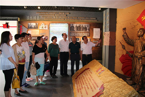 微信图片_20180628参观老牛坡党支部展馆_副本.jpg