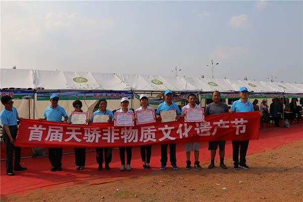 主办方向呼市非遗项目参展传承人颁发证书.jpg