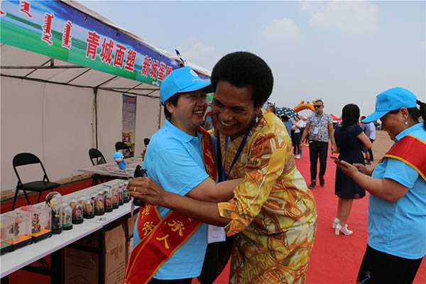 青城面塑传承人陈红晓与斐济友人合影留念.jpg